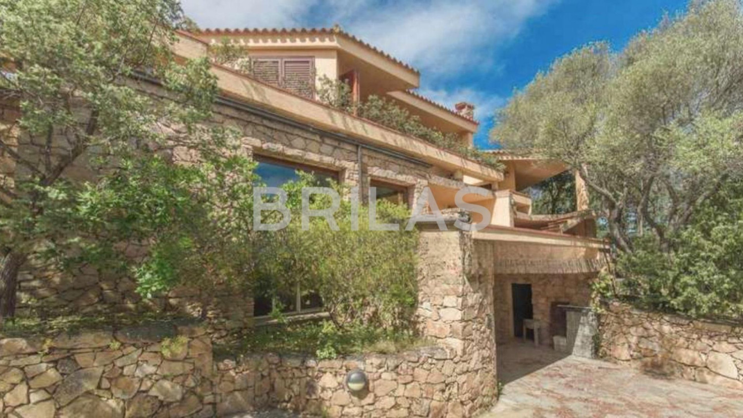 Tenuta di 16 ettari con villa, uliveto e vista mare