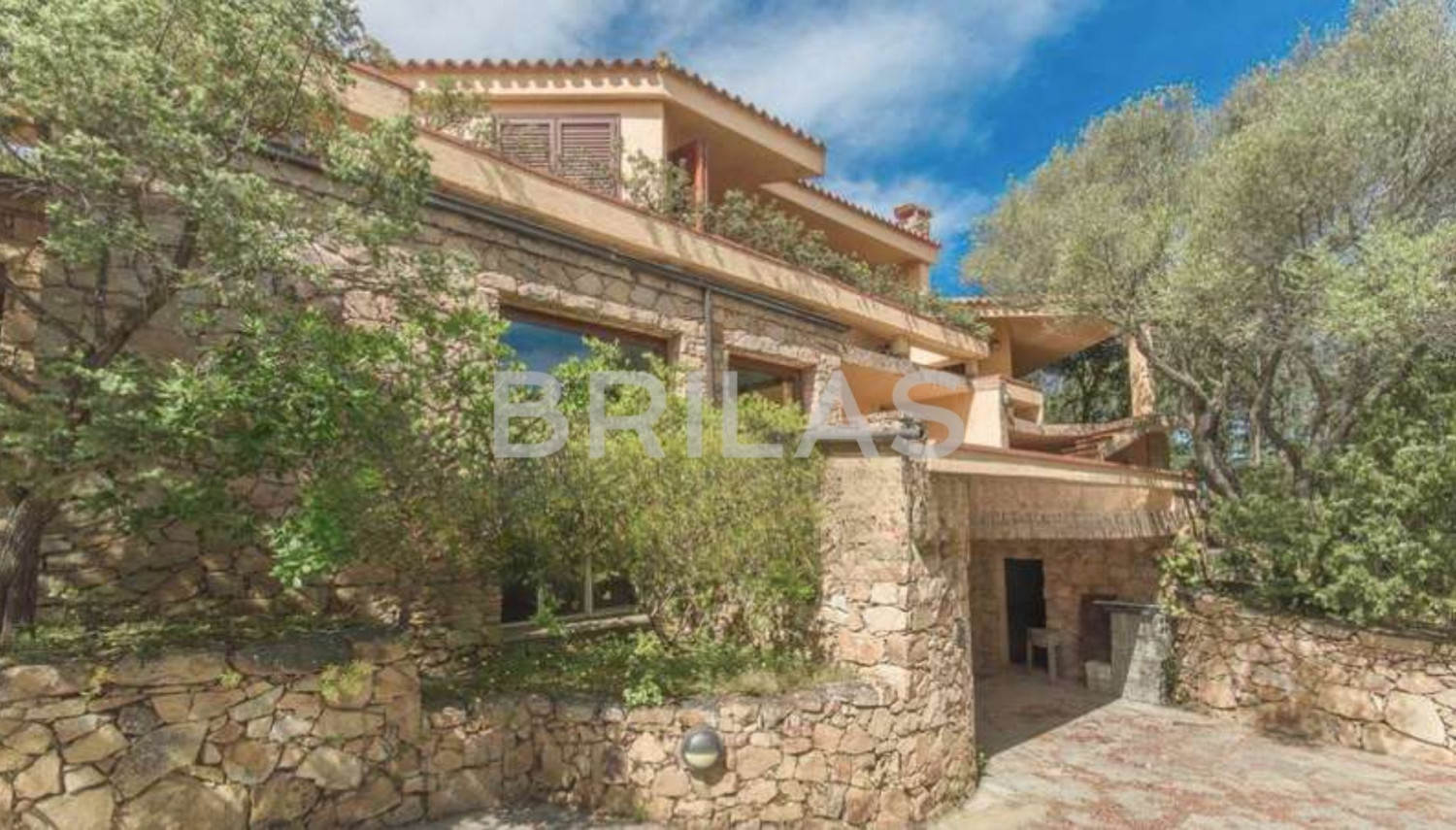 Tenuta di 16 ettari con villa, uliveto e vista mare