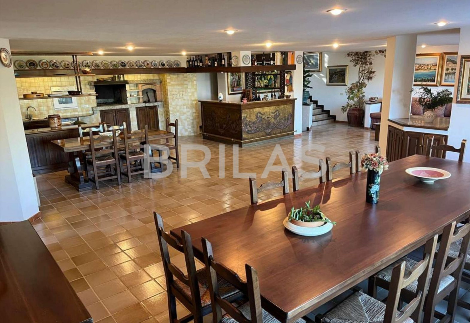 Tenuta di 16 ettari con villa, uliveto e vista mare