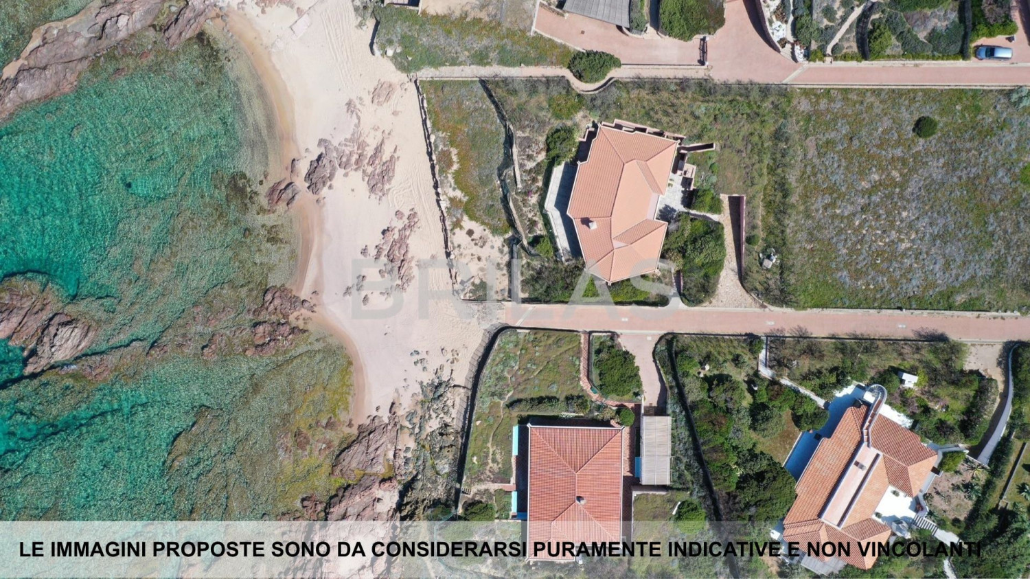 Villa di nuova costruzione a 50 metri dal mare con piscina e giardino