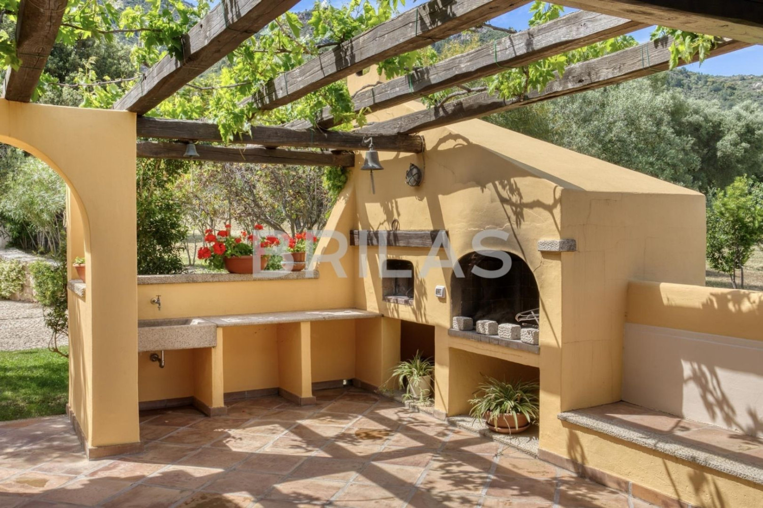 Tenuta Monte Pino – Prestigious estate with vineyard and sea views