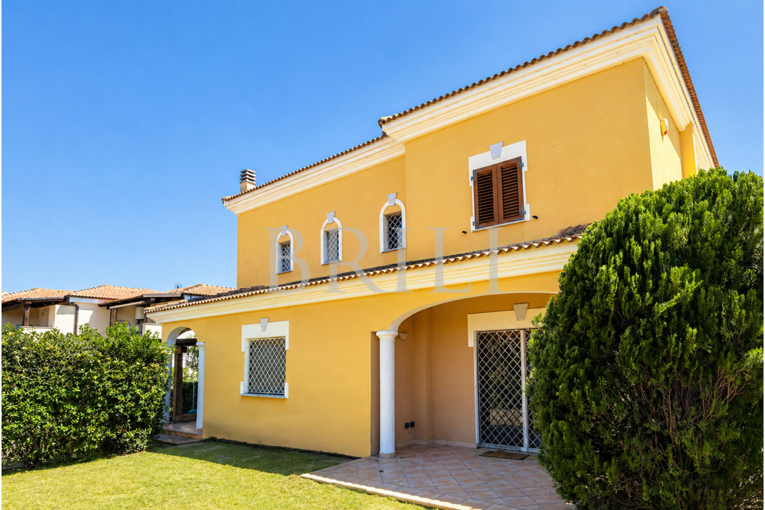Villa bifamiliare con giardino