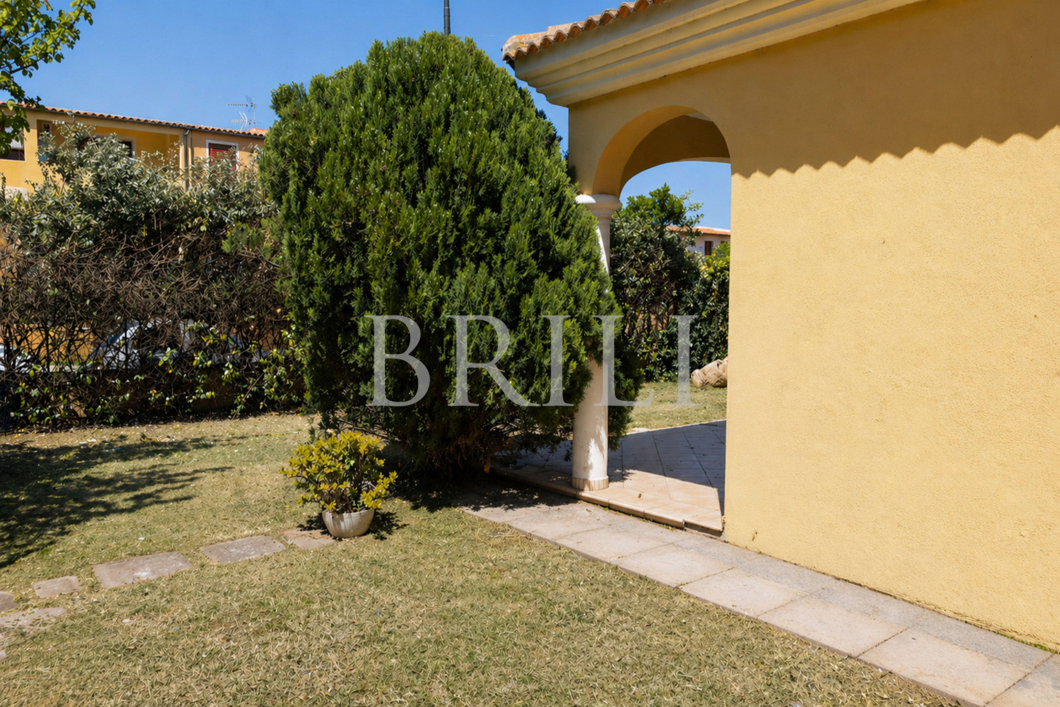 Villa bifamiliare con giardino