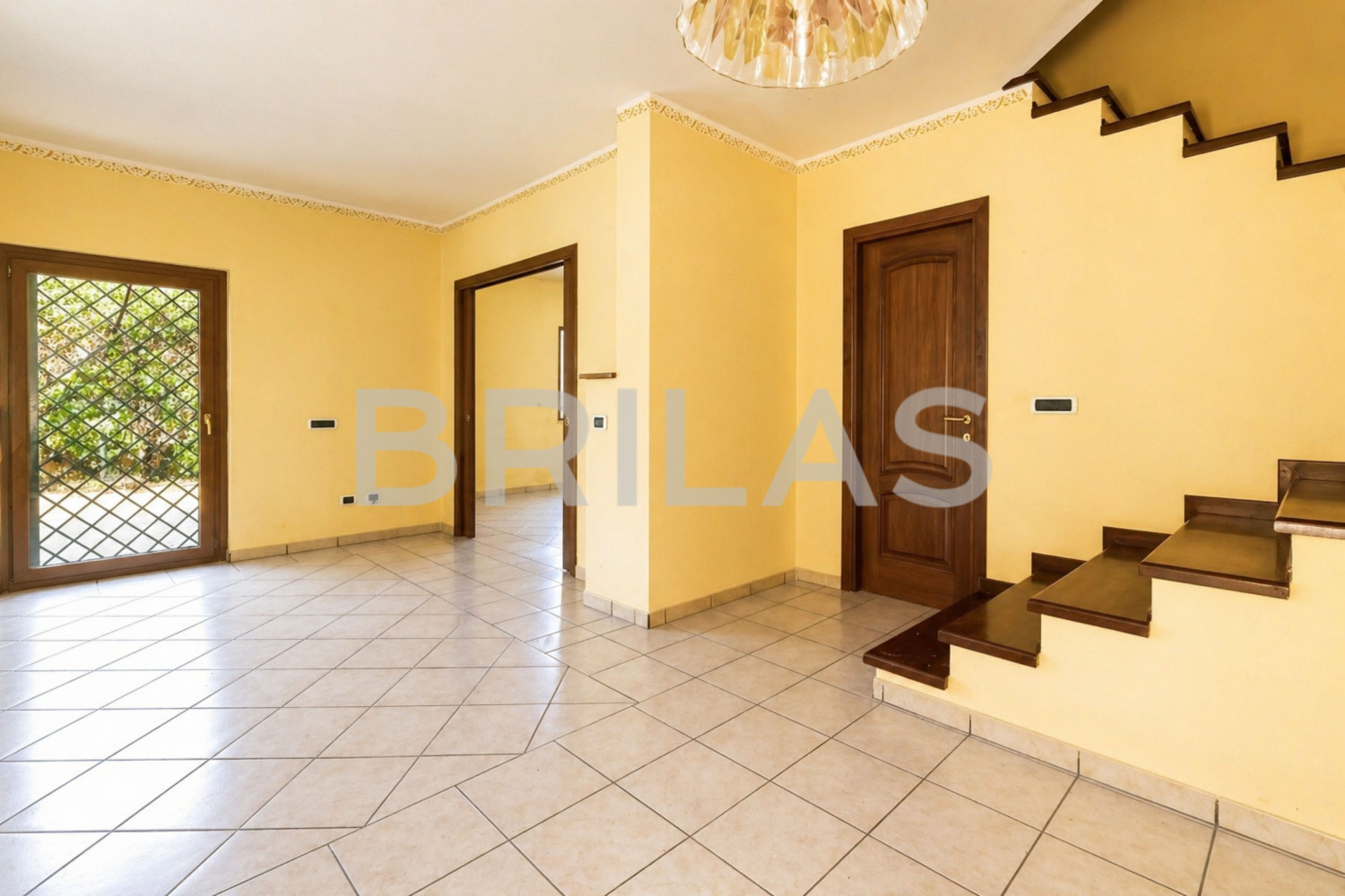 Villa bifamiliare con giardino