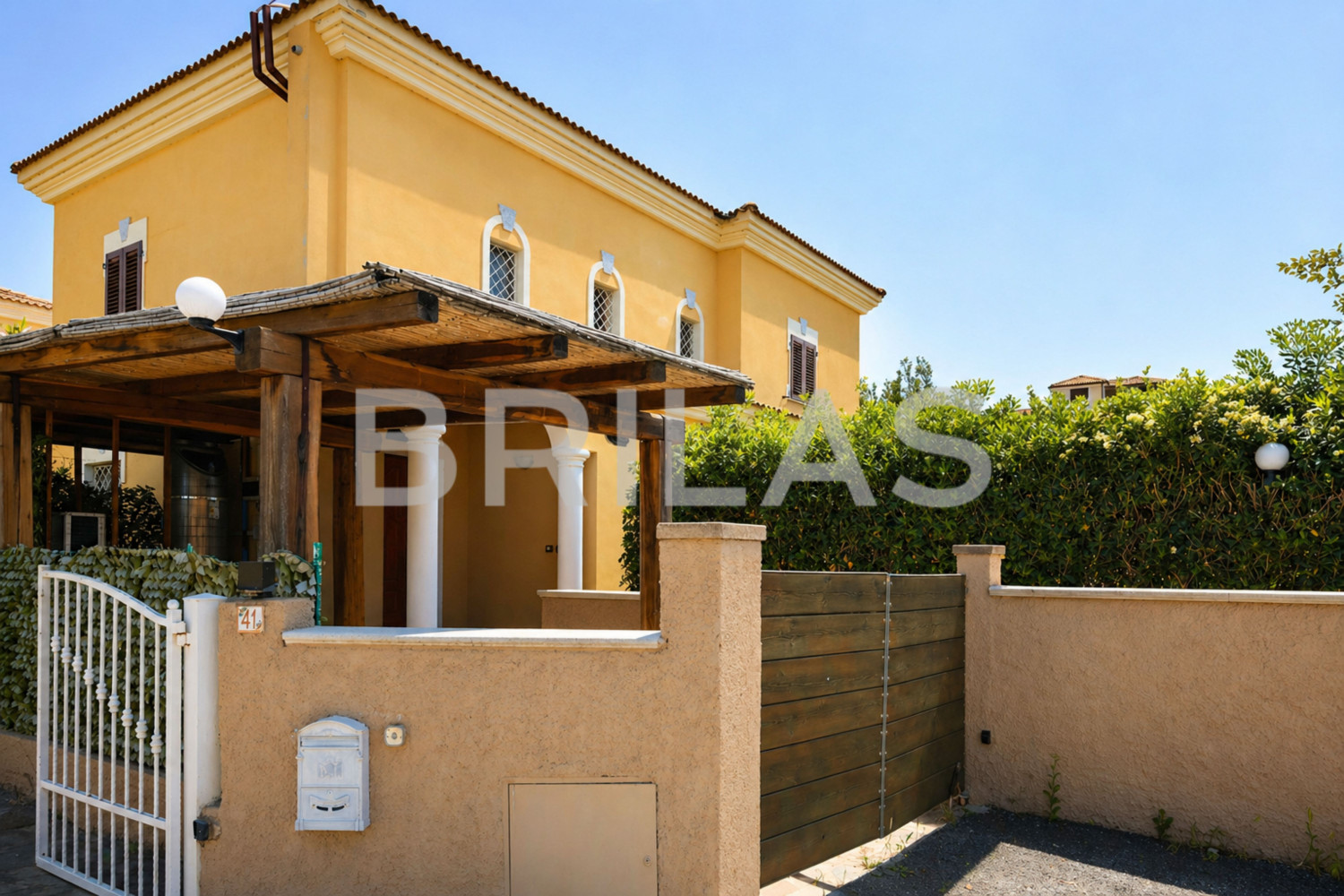 Villa bifamiliare con giardino