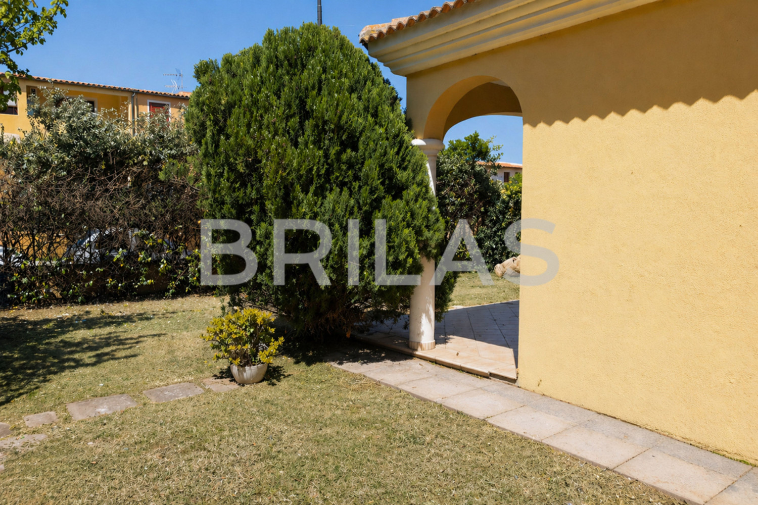 Villa bifamiliare con giardino