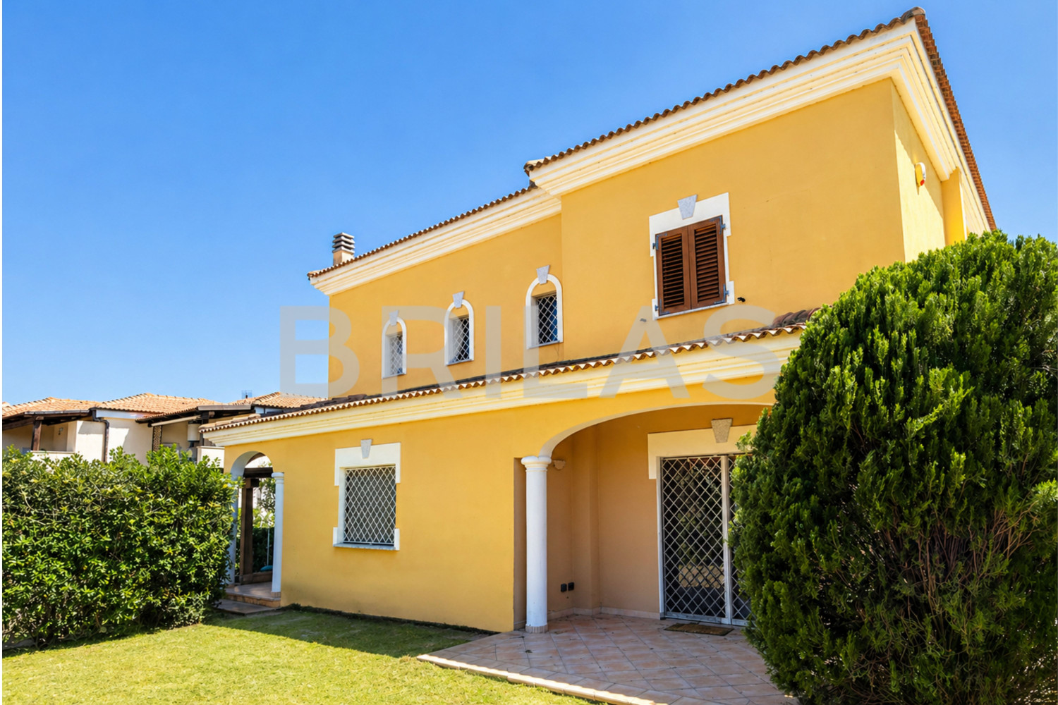 Villa bifamiliare con giardino