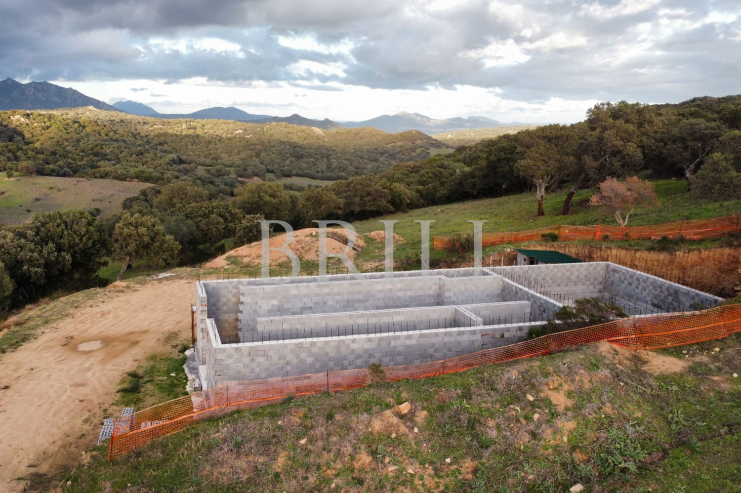 Terreno per casa colonica con piscina