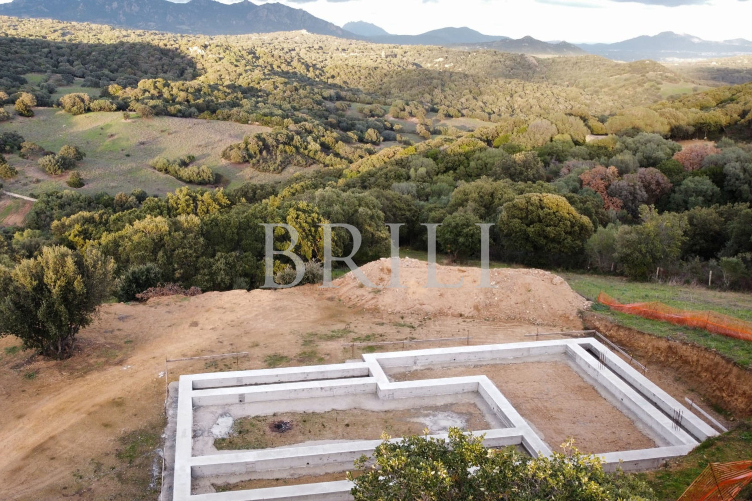 Terreno per casa colonica con piscina