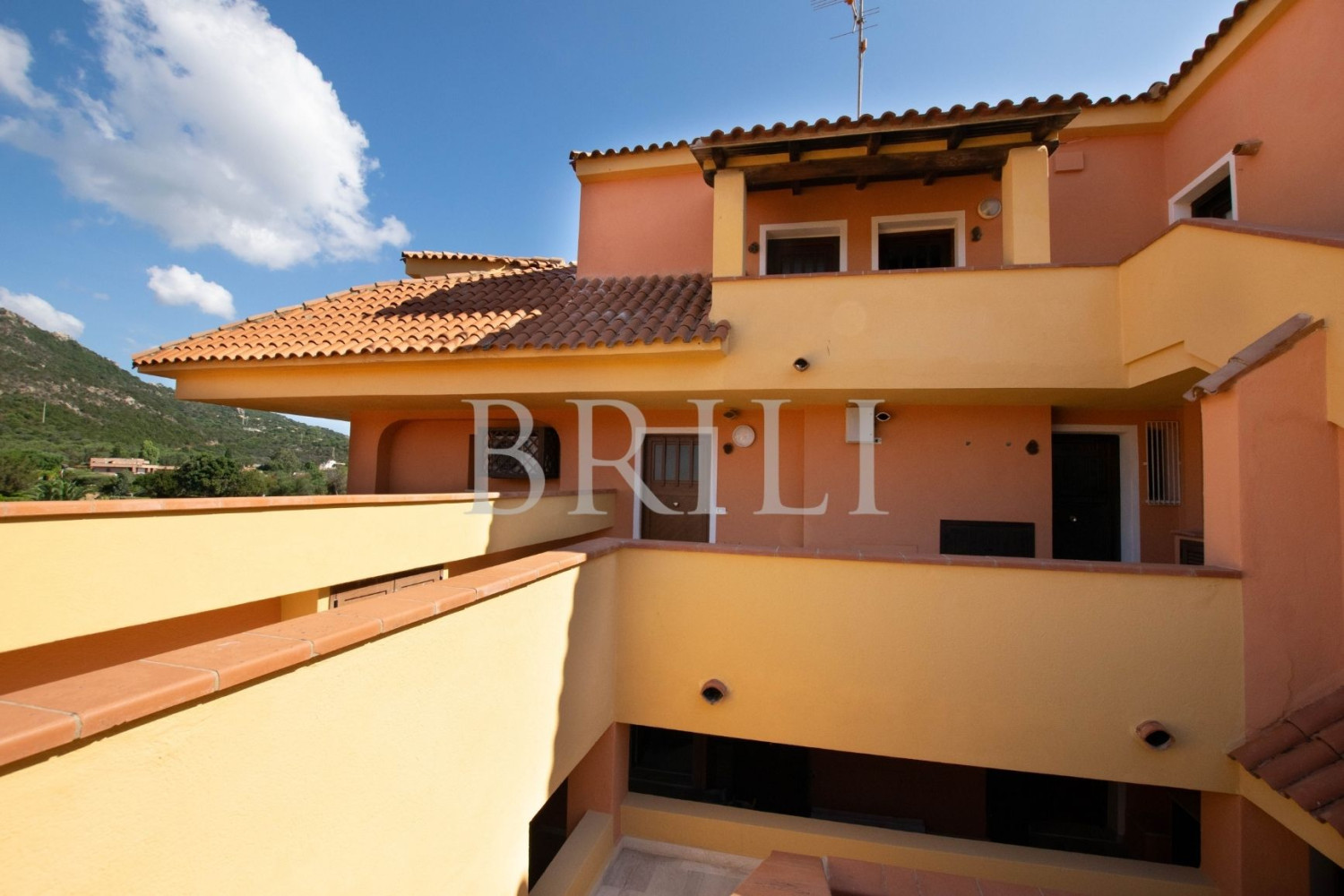 Trilocale panoramico con vista mare e piscina a Golfo di Marinella