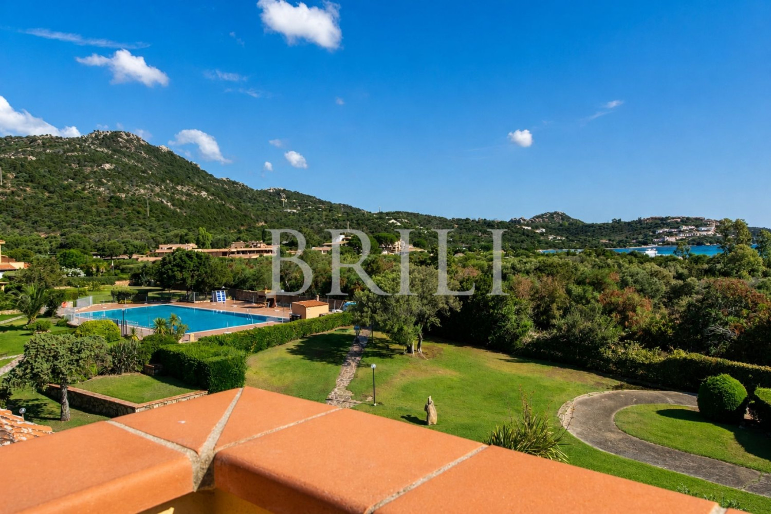 Trilocale panoramico con vista mare e piscina a Golfo di Marinella