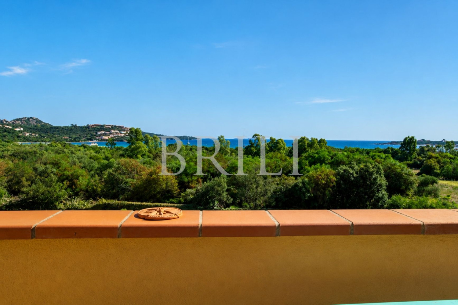 Trilocale panoramico con vista mare e piscina a Golfo di Marinella
