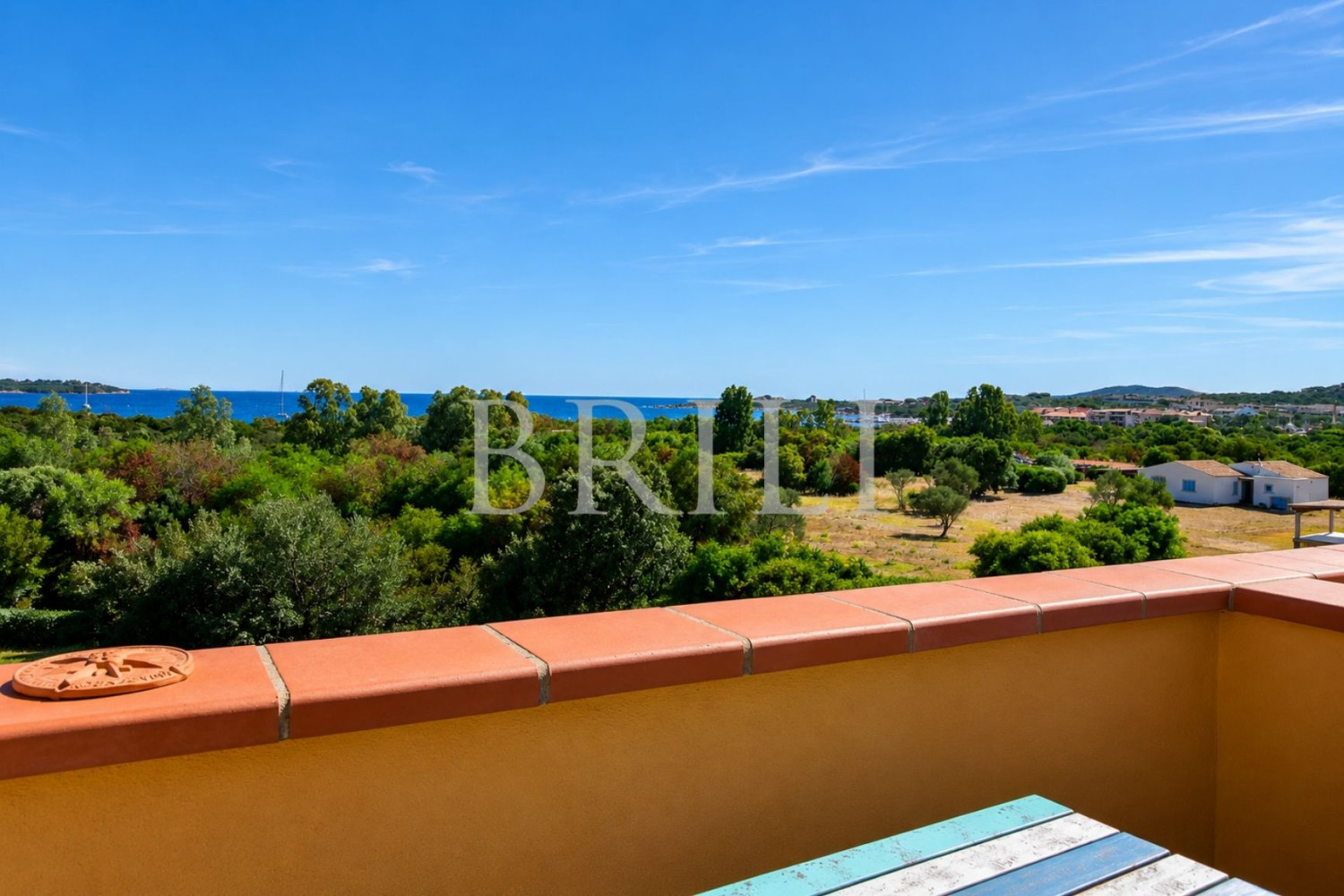 Trilocale panoramico con vista mare e piscina a Golfo di Marinella