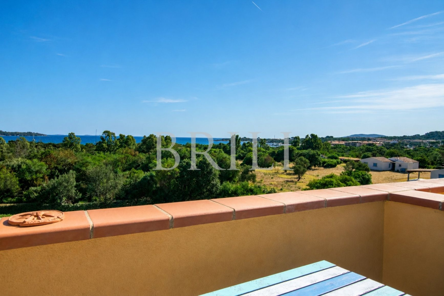Trilocale panoramico con vista mare e piscina a Golfo di Marinella