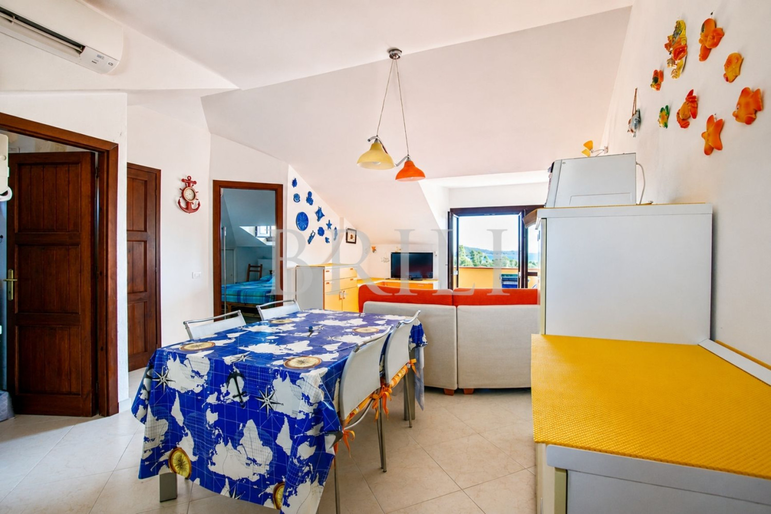 Trilocale panoramico con vista mare e piscina a Golfo di Marinella