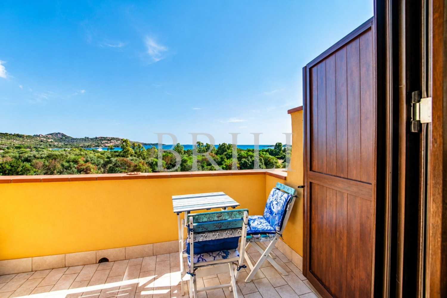 Trilocale panoramico con vista mare e piscina a Golfo di Marinella