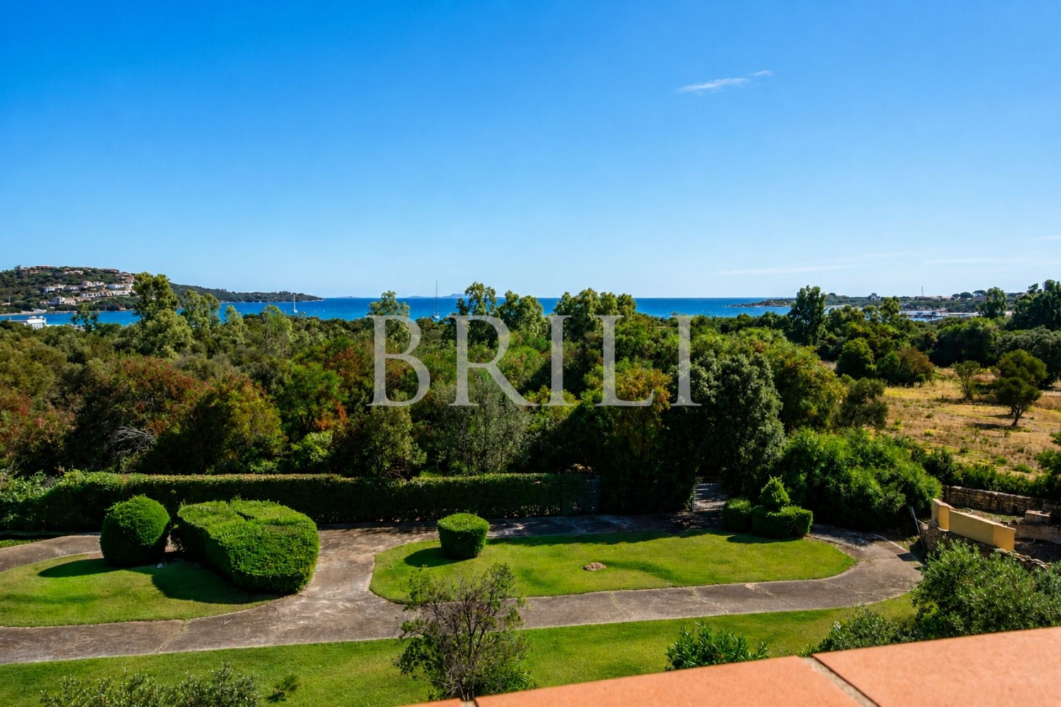 Trilocale panoramico con vista mare e piscina a Golfo di Marinella