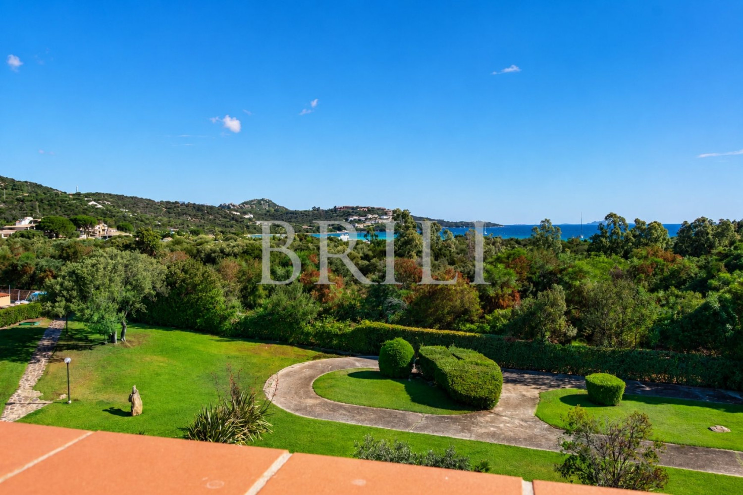 Trilocale panoramico con vista mare e piscina a Golfo di Marinella