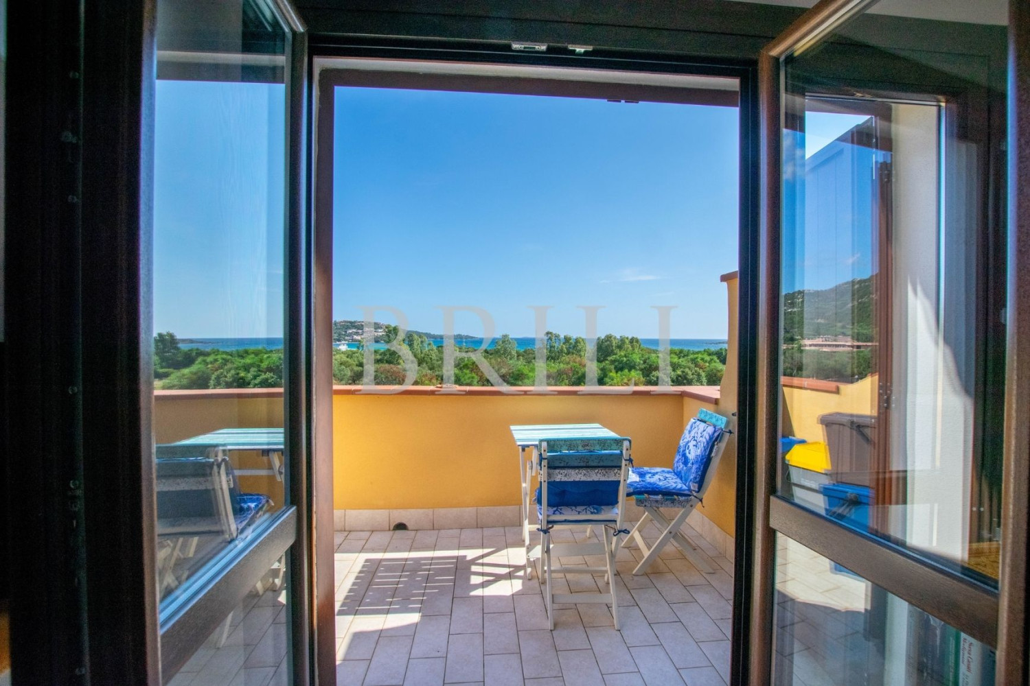 Trilocale panoramico con vista mare e piscina a Golfo di Marinella