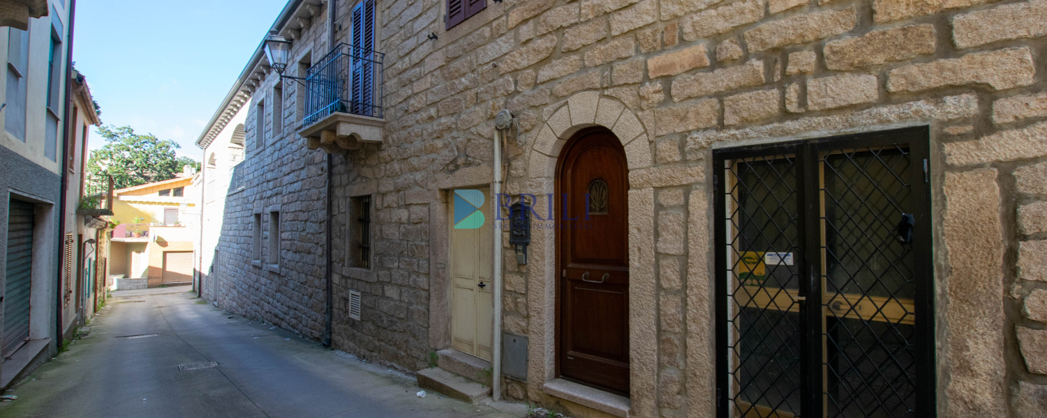 Palazzina terra-cielo in centro storico a Luras
