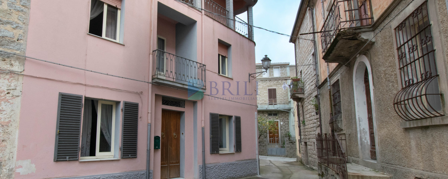 Luras Centro: Terracielo su tre livelli con magazzino e cortile