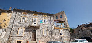 Large renovated apartment and adjacent rustic house to be renovated in Luras centre