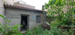 Luras Centro: Terracielo su tre livelli con magazzino e cortile