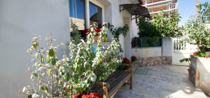 Casa indipendente su due livelli con giardino