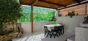 Casa indipendente su due livelli con giardino