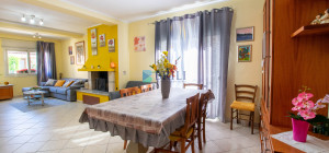 Casa indipendente su due livelli con giardino