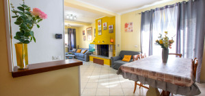 Casa indipendente su due livelli con giardino