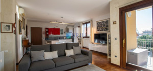 Bright and spacious apartment near Viale Aldo Moro