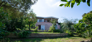 Villa Fronte Mare a Pittulongu (Olbia) - Ottima Posizione con Potenziale di Ristrutturazione