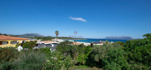 Villa Fronte Mare a Pittulongu (Olbia) - Ottima Posizione con Potenziale di Ristrutturazione