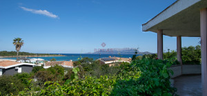 Villa Fronte Mare a Pittulongu (Olbia) - Ottima Posizione con Potenziale di Ristrutturazione