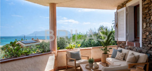 Villa Fronte Mare a Pittulongu (Olbia) - Ottima Posizione con Potenziale di Ristrutturazione