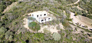 Villa al rustico con un ettaro vicino ad Olbia