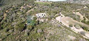 Villa al rustico con un ettaro vicino ad Olbia