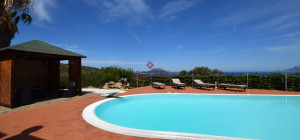 Villa with swimming pool with seaview in Suiles