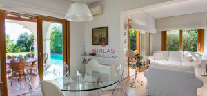 Elegante villa con piscina a Is Molas