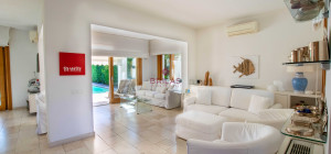 Elegante villa con piscina a Is Molas