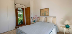 Elegante villa con piscina a Is Molas