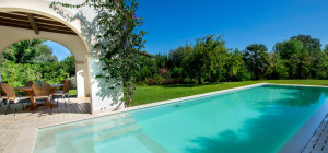 Elegante villa con piscina a Is Molas