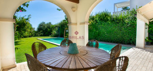 Elegante villa con piscina a Is Molas
