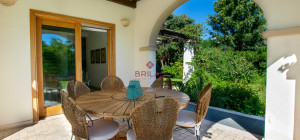 Elegante villa con piscina a Is Molas