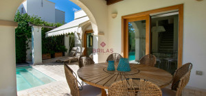 Elegante villa con piscina a Is Molas