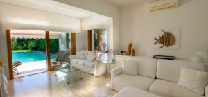 Elegante villa con piscina a Is Molas