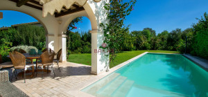 Elegante villa con piscina a Is Molas