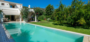 Elegante villa con piscina a Is Molas