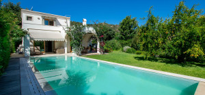 Elegante villa con piscina a Is Molas